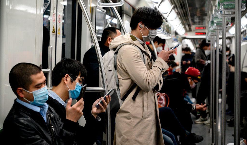 Resenärer bär skyddande ansiktsmasker när de åker med tunnelbanan i Shanghai, den 25 februari, 2020. Foto: Noel Celis, AFP via Getty Images