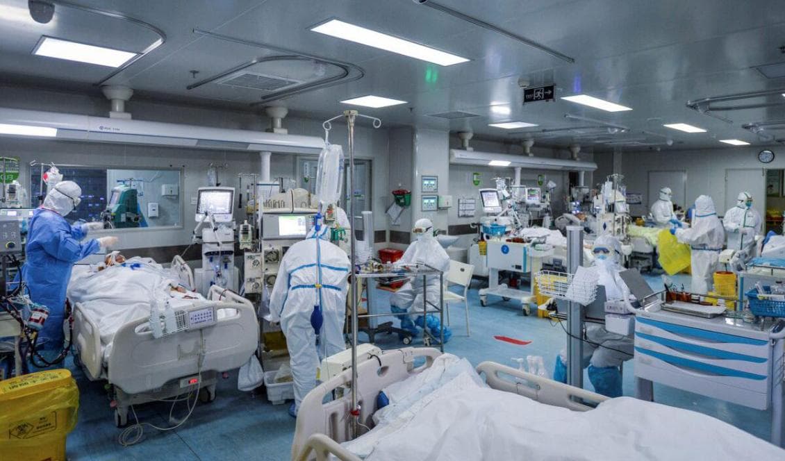 Medicinsk personal behandlar patienter smittade av COVID-19 på ett sjukhus i Wuhan, den 24 februari, 2020. Foto: STR/AFP via Getty Images