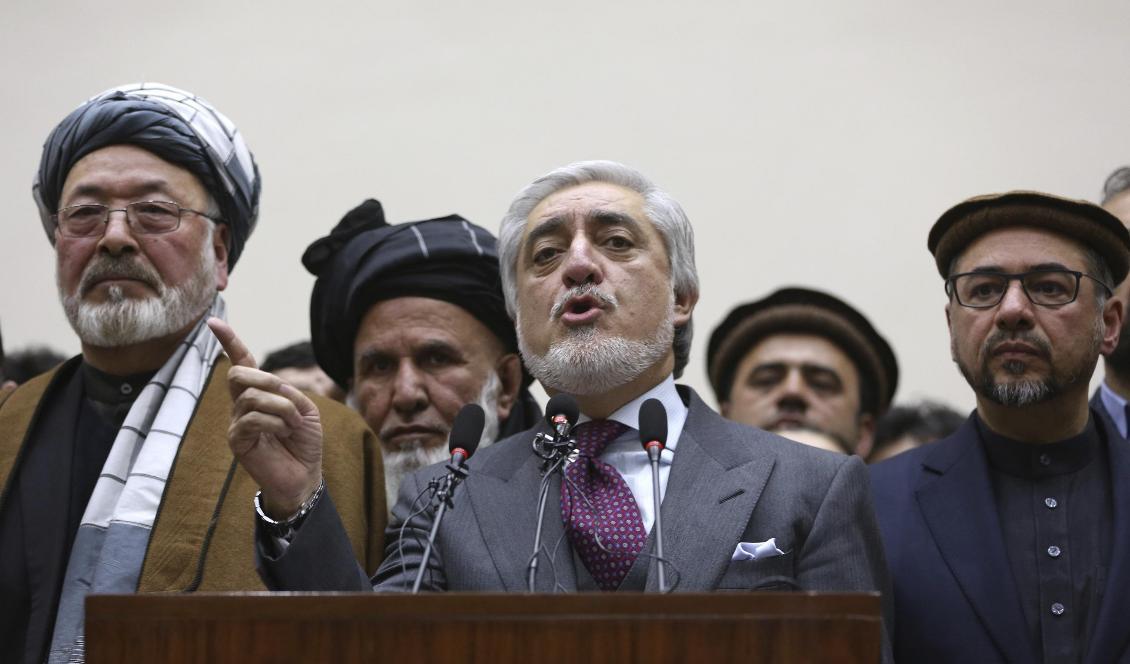 Utmanaren Abdullah Abdullah (i mitten) som förlorat presidentvalet i Afghanistan tänker bilda en parallell regering. Foto: Rahmat Gul/AP/TT