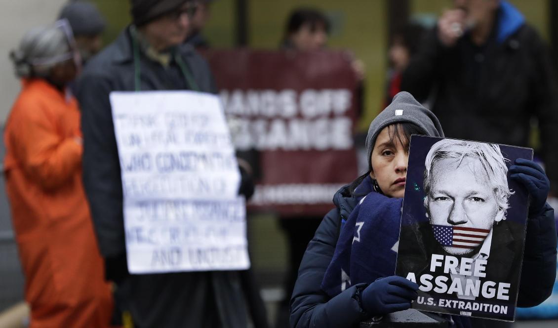 Assangeanhängare protesterar utanför en domstol i London i slutet av januari. Foto: Kirsty Wigglesworth/AP/TT-arkivbild