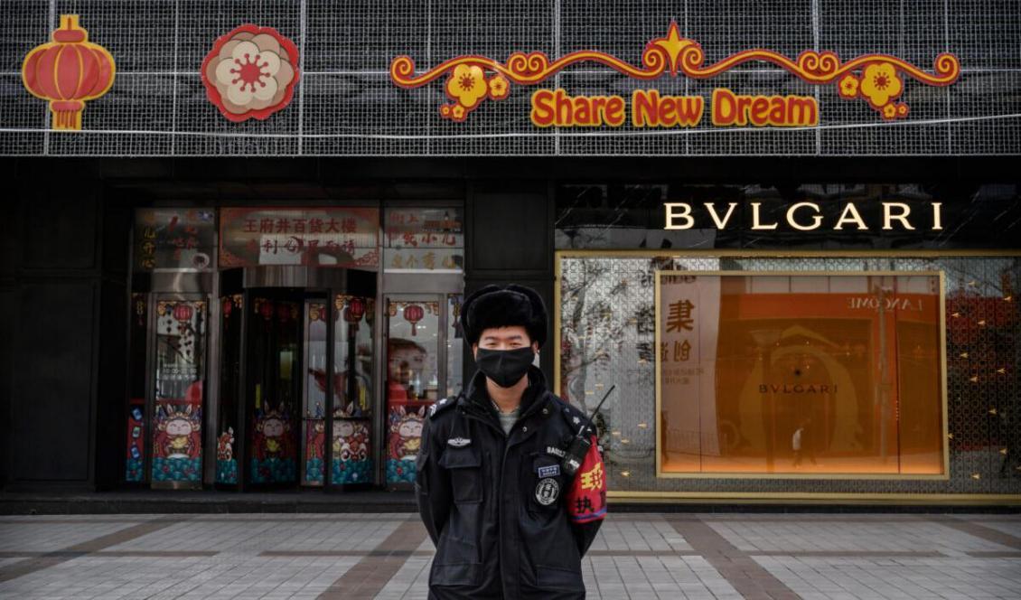 



En kinesisk säkerhetsvakt bär en skyddsmask när han står på en kommersiell gata i Peking, Kina, den 18 februari 2020. Foto: Kevin Frayer, Getty Images                                                                                                                                                                                                