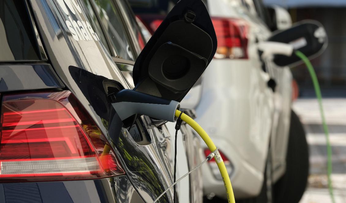 En elbil på laddning i Berlin i Tyskland den 12 oktober 2019. Foto: Sean Gallup/Getty Images
