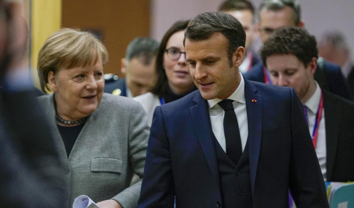Tysklands förbundskansler Angela Merkel och Frankrikes president Emmanuel Macron i korridorerna under EU-toppmötet i Bryssel. Foto: Kenzo Tribouillard/AP/TT