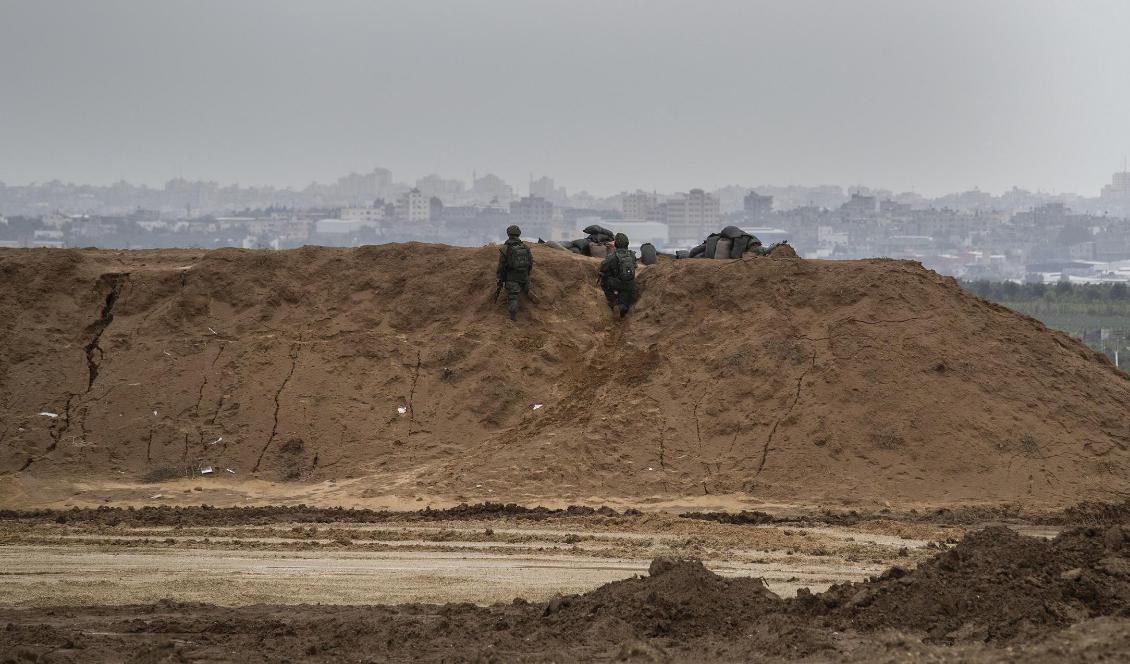 Israeliska soldater sköt ihjäl en man vid Gazastängslet, varpå raketer avfyrades mot israeliskt territorium. Arkivbild på soldater stationerade vid stängslet, tagen i ett annat sammanhang. Foto: Tsafrir Abayov/AP/TT