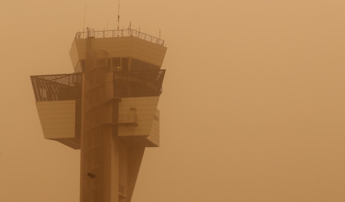 
Ett kontrolltorn på den sandstormsdrabbade flygplatsen på Gran Canaria. Foto: Borja Suarez/Reuters/TT                                                