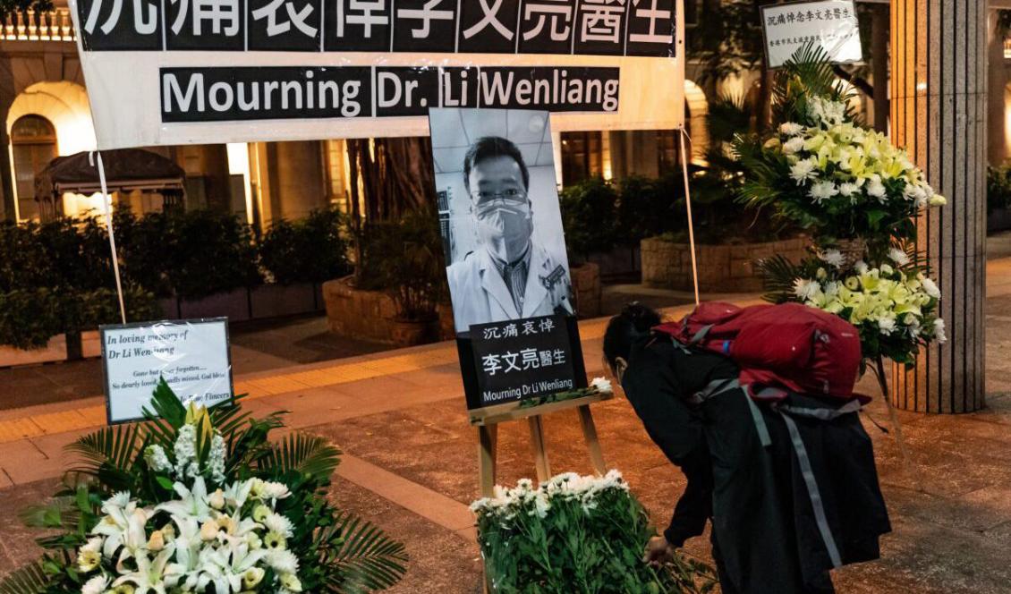 Besökare lägger blommor vid en minnesplats för Li Wenliang i Hongkong, den 7 februari 2020. Foto: Anthony Kwan/Getty Images