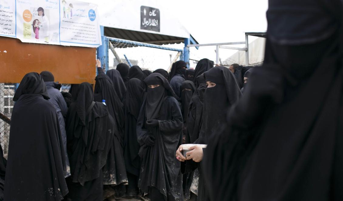 Tillfångatagna kvinnor som misstänks ha varit medlemmar av Islamiska staten (IS) i det kurdiskkontrollerade lägret i al-Hol i Syrien. Foto: Maya Alleruzzo/AP/TT-arkivbild