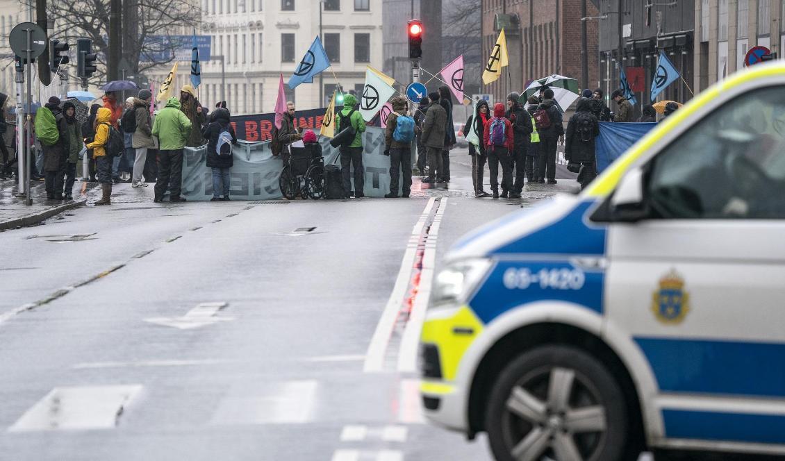 Ett 40-tal demonstranter blockerade gator och vägar i området kring Södra Förstadsgatan i Malmö. Foto: Johan Nilsson/TT