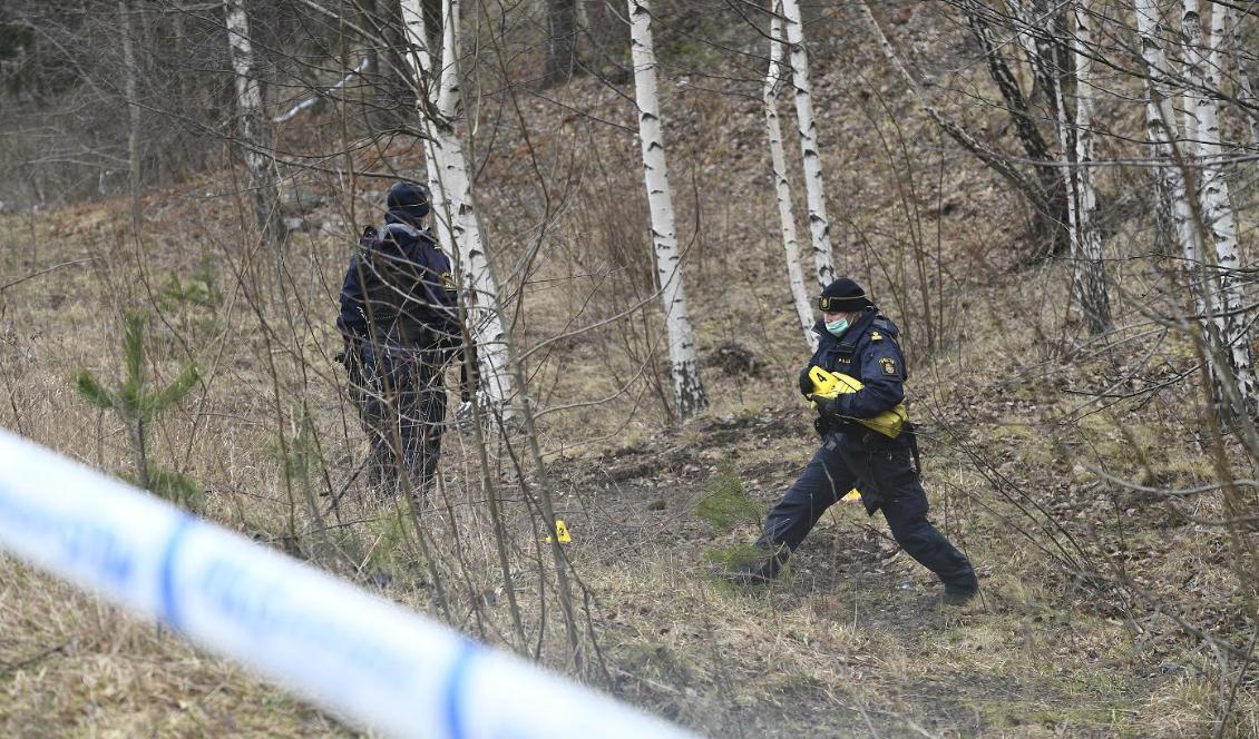 Polisens tekniker utreder ett misstänkt grovt brott i närheten av Södertörns högskola i Huddinge. Avspärrningarna hävdes under dagen. Foto: Naina Helén Jåma/TT