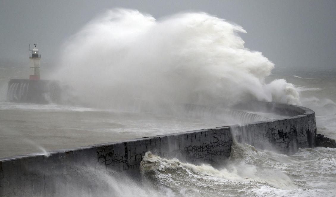 Hårda vindar och mycket regn kommer att dra in över Sverige under helgen. Foto: Andrew Matthews/AP/TT-arkivbild