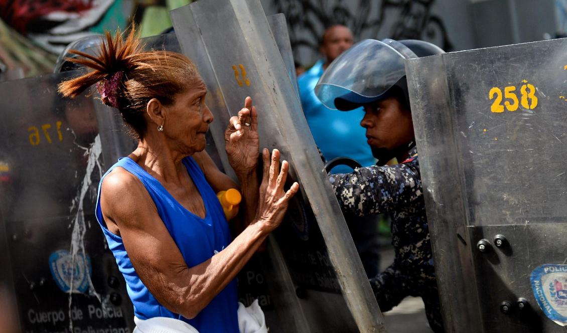 En kvinna konfronterar kravallpolisen under en protest mot livsmedelskrisen, i Caracas, 28 december 2017. Foto: Federico Parra/AFP via Getty Images