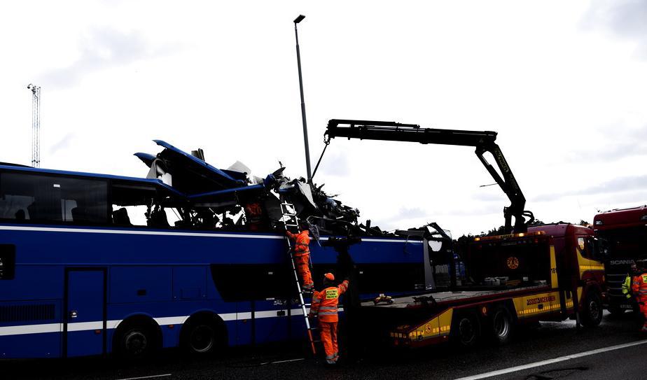 Bussen bärgades efter kraschen. Ingen person kom till skada i olyckan. Foto: Marko Säävälä/TT
