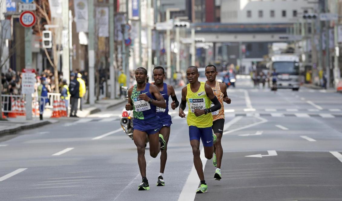 Birhanu Legese, till höger i den andra raden, vann Tokyo Marathon. Foto: Shuji Kajiyama/AP/TT