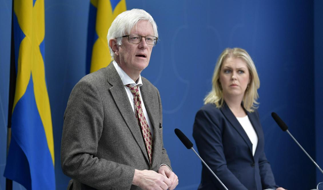 Folkhälsomyndighetens generaldirektör Johan Carlson och socialminister Lena Hallengren (S). Foto: Anders Wiklund/TT