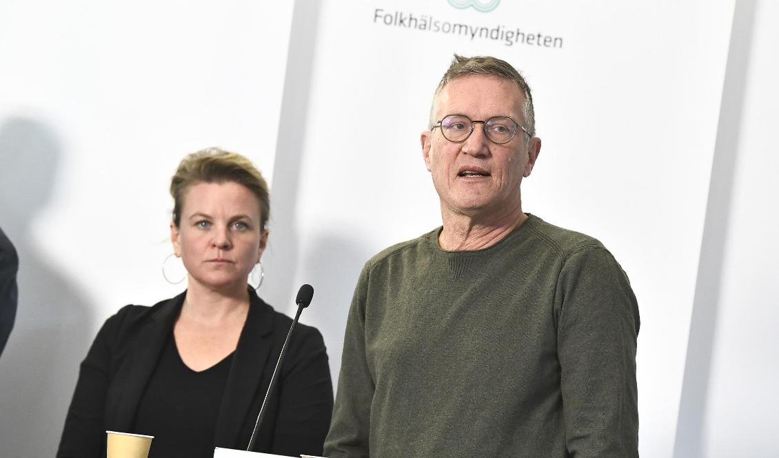 Johanna Sandwall, krisberedskapschef på Socialstyrelsen, och statsepidemiolog Anders Tegnell vid måndagens presskonferens. Foto: Claudio Bresciani/TT