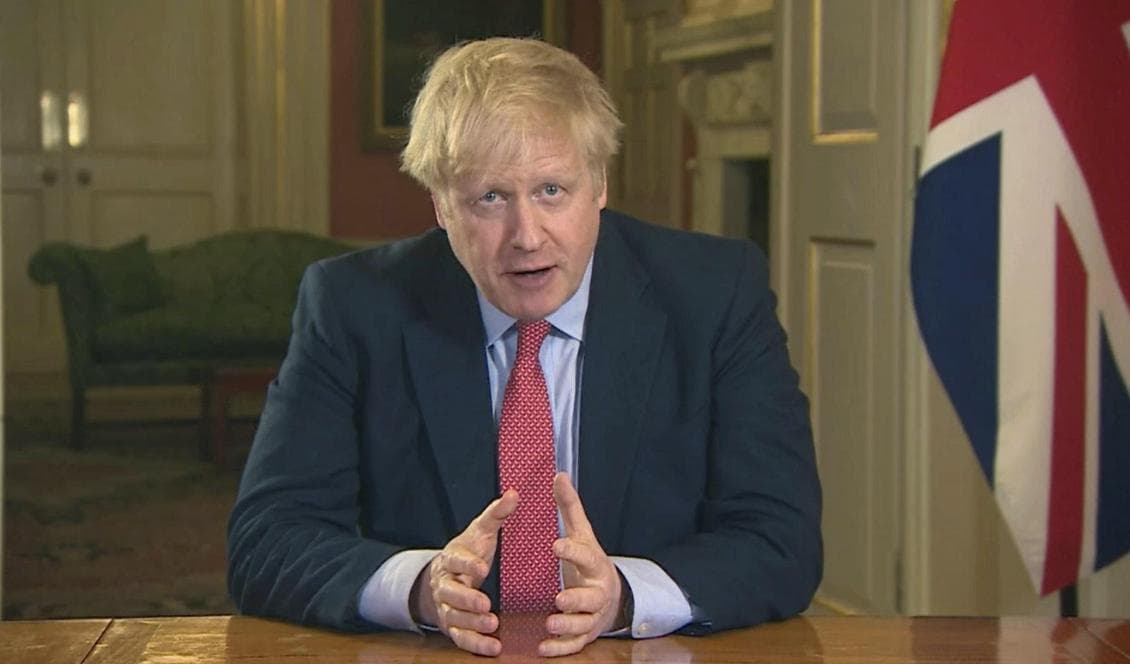 En allvarsam brittisk premiärminister Boris Johnson meddelar i tv-tal på måndagskvällen att restriktionerna skärps kraftigt för att bekämpa coronaviruset. Foto: AP/TT