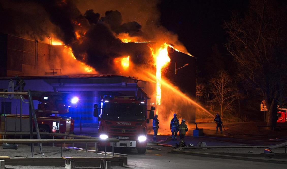 Räddningstjänsten bekämpade en stor brand som har bröt ut i Slättgårdsskolans gymnastikhall i Bredäng i södra Stockholm på söndagskvällen. Foto: Patric Linden/TT