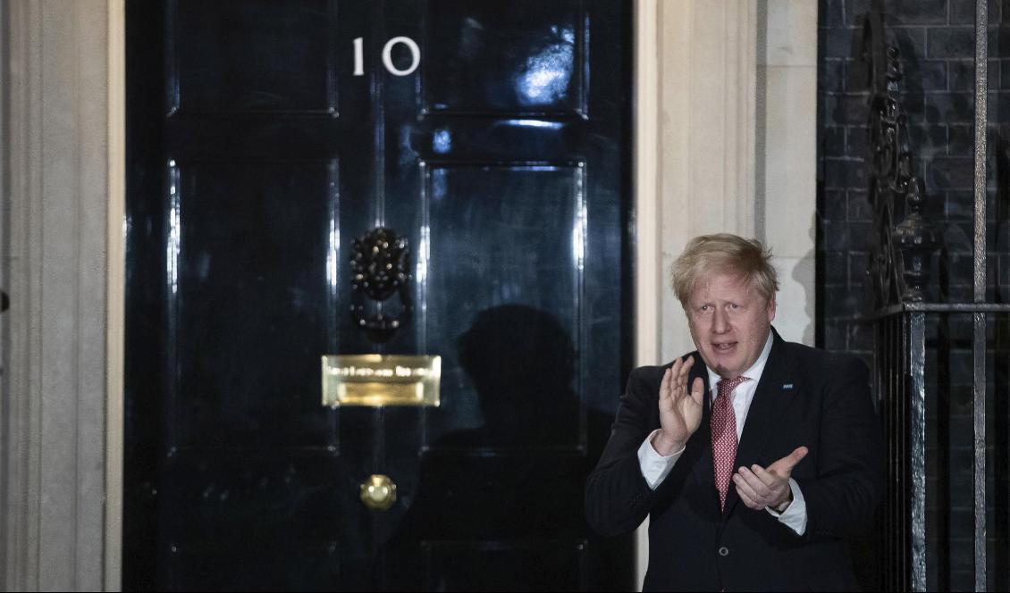 
Boris Johnson i sitt senaste framträdande innan beskedet om att han är smittad – framför residenset på 10 Downing Street i London då han deltog i en nationell applåd för vårdarbetare på torsdagskvällen. Foto: Aaron Chown/PA/AP/TT                                                