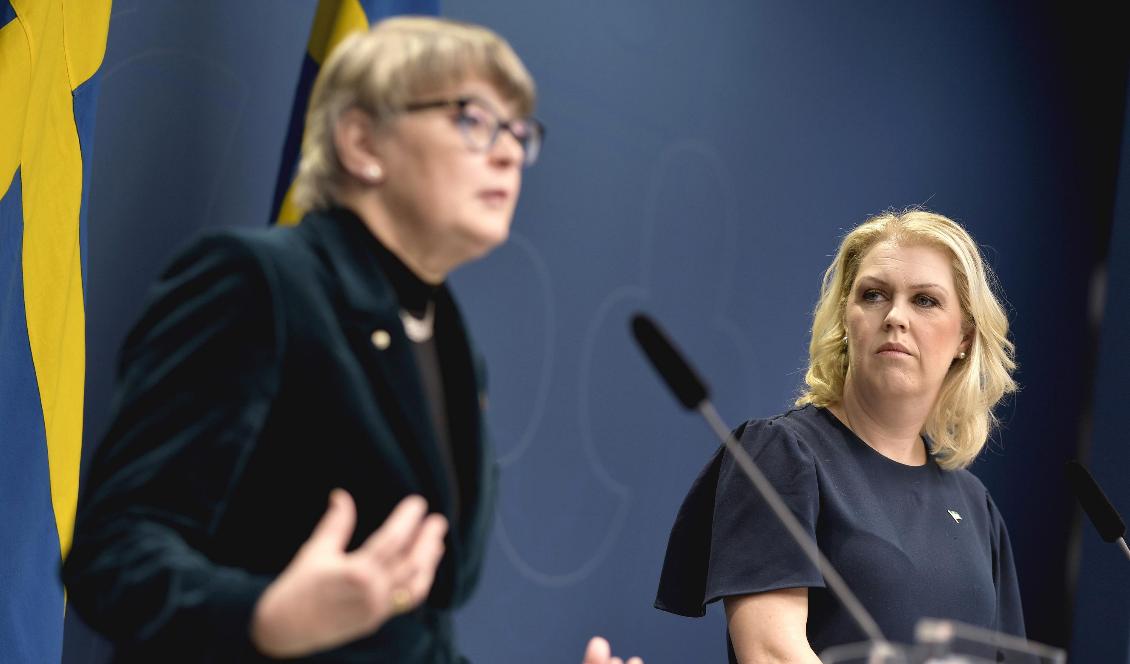 Läkemedelsverkets generaldirektör Catarina Andersson Forsman och socialminister Lena Hallengren håller en pressträff i Rosenbad. Foto: Pontus Lundahl/TT