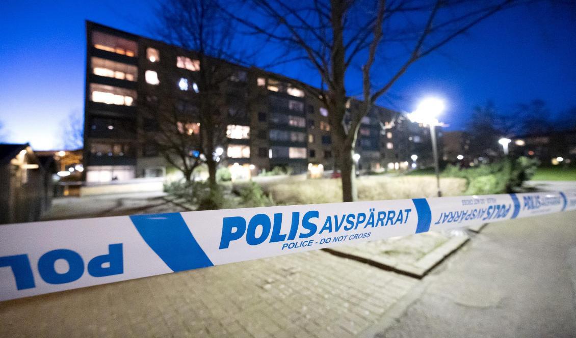 Polis och avspärrningar i Bellevuegården i Malmö på lördagskvällen. Foto: Johan Nilsson/TT