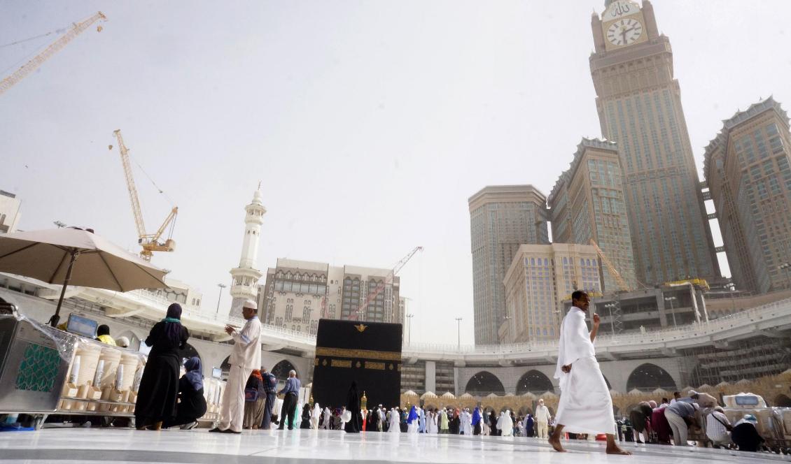 Saudiarabien stoppar vallfärder till de heliga platserna i Mecka och Medina. Bilden visar ett fåtal pilgrimer vid Kaba i Mecka, i måndags. Foto: Amr Nabil/AP/TT