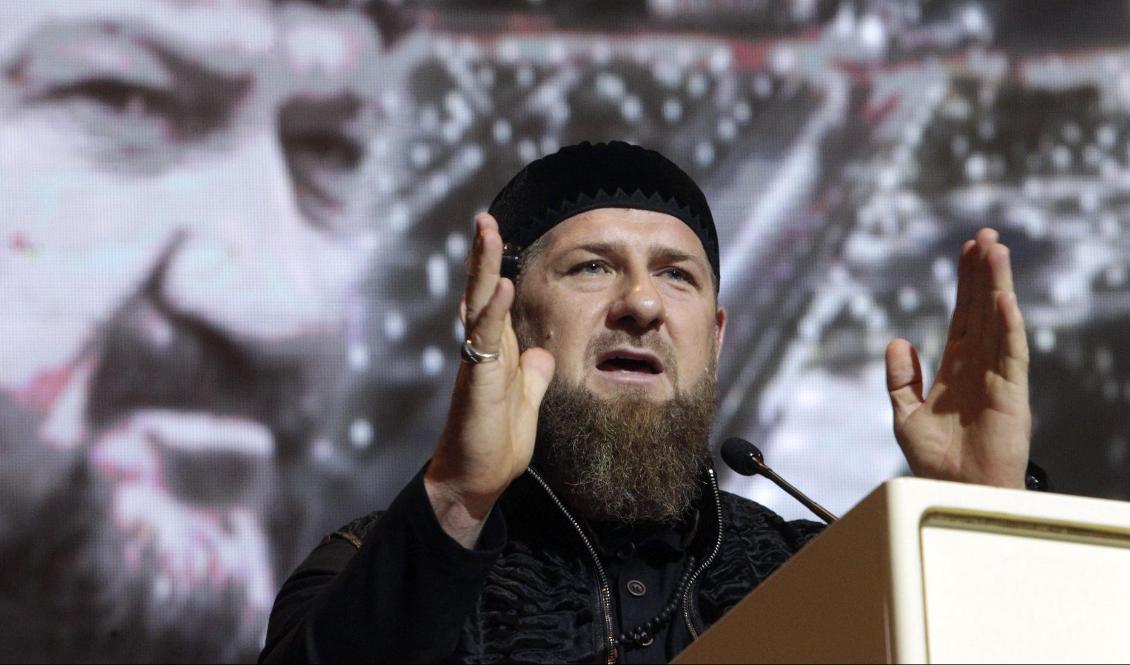 Tjetjeniens starke man Ramzan Kadyrov bredvid ett porträtt av sin pappa Akhmad Kadyrov, presidenten som dödades 2004 i ett bombdåd. Foto: Musa Sadulayev/AP/TT-arkivbild