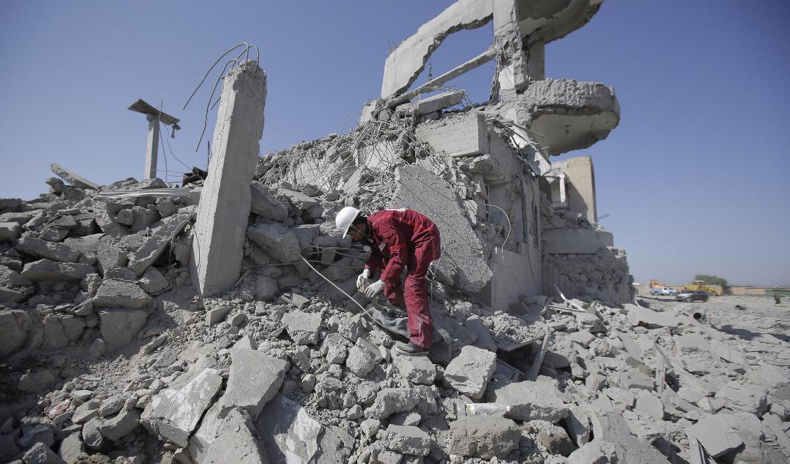 
En räddningsarbetare letar överlevande i ruinerna efter en saudisk-ledd flygbombning i Jemen. Foto: Hani Mohammed/AP/TT-arkivbild                                                
