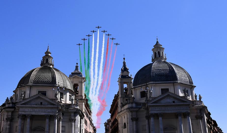 Stridsflygsuppvisning över ett folktomt Rom i lördags då 75-årsdagen av befrielsen från nazistisk ockupation högtidlighölls. Foto: Alfredo Falcone/AP/TT