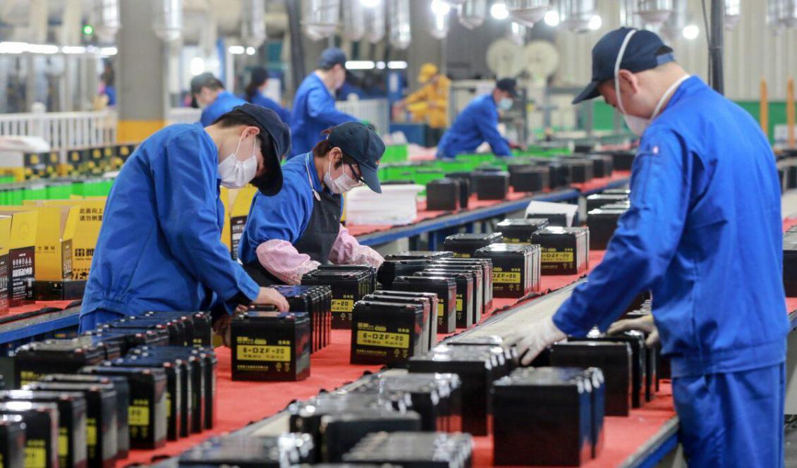




Anställda arbetar på  en fabrik som tillverkar batterier i Huaibei i Kinas östra Anhuiprovins, den 30 mars 2020. Foto: STR/ AFP via Getty Images)
                                                                                                                                                                                                                                                