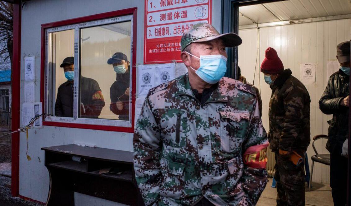 


En vakt står vid en kontrollplats i staden Suifenhe i Kinas nordöstra Heilongjiangprovins, den 21 april 2020. Foto: STR/AFP via Getty Images                                                                                                                                                