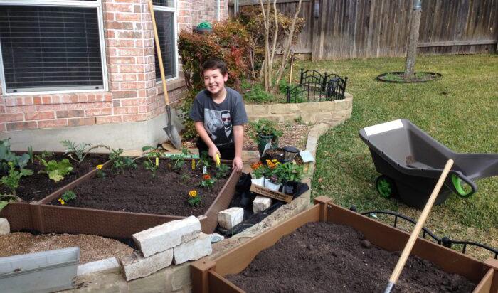 Ian arbetar i sin trädgård. Foto med tillstånd av Ian McKenna
