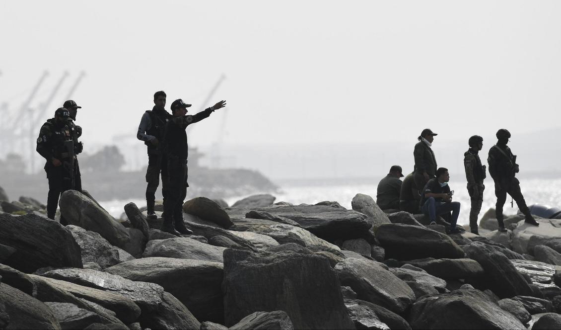 Venezuelanska säkerhetsstyrkor på vakt vid det kustområde där landets regering hävdar att en grupp beväpnade personer försökt landsstiga för att inleda ett kuppförsök under söndagen. Foto: Matias Delacroix/AP/TT