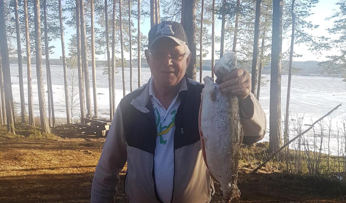Åke Nilsson med en fin fångst på gården där han bor i Västerbottens fjälltrakter. Foto: Privat