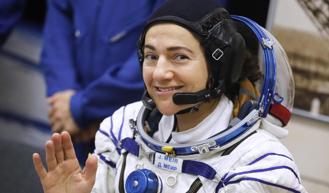 Nu återvänder den svensk-amerikanska astronauten Jessica Meir till jorden – som blivit en helt annan plats än den hon lämnade i september. Foto: Dmitri Lovetsky/AP/TT-arkivbild