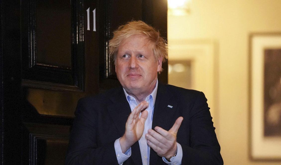 






Boris Johnson är sjuk i covid-19. Här är han vid sin bostad den 2 april. Foto: Pippa Fowles/AP/TT                                                                                                                                                                                                                                                                                                                                                