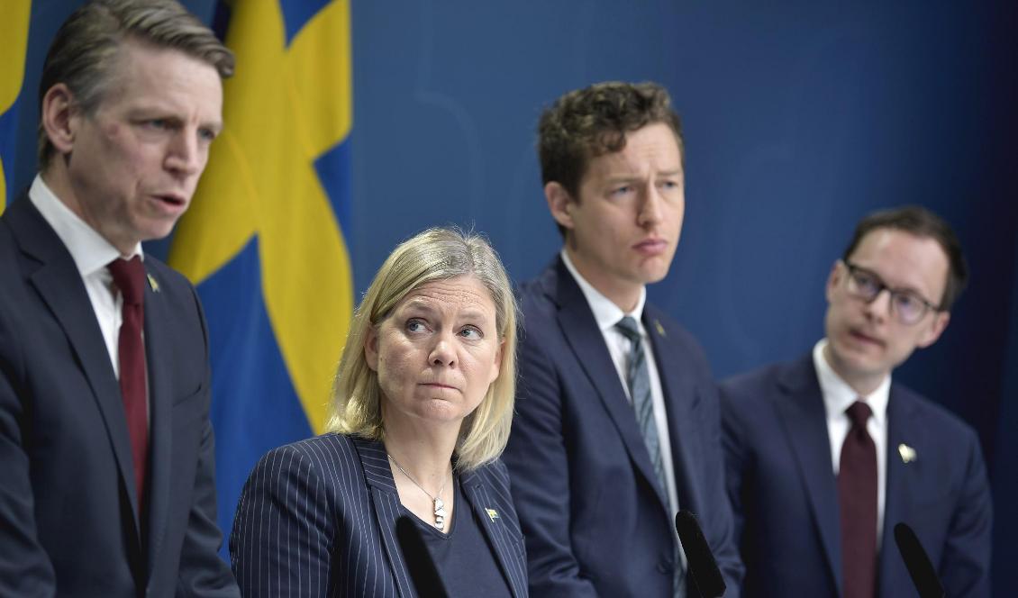 Finansminister Magdalena Andersson (S), Emil Källström, ekonomisk-politisk talesperson i Centerpartiet, och Mats Persson, ekonomisk-politisk talesperson i Liberalerna, presenterar nya budgetåtgärder med anledning av coronaviruset. Foto: Pontus Lundahl/TT