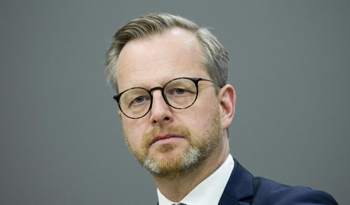 Riksdagens justitieutskott vill att riksdagen slänger inrikesminister Mikael Dambergs (S) förslag, om krav på tillstånd för lösa vapenmagasin, i papperskorgen. Foto: Janerik Henriksson/TT