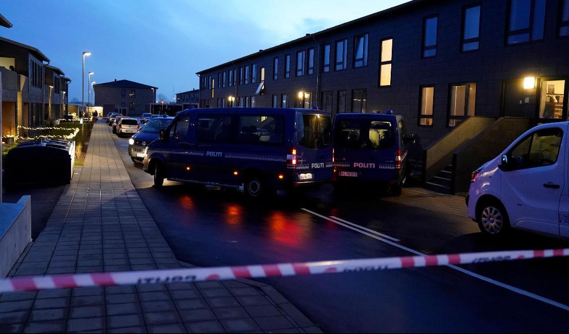 Polis vid ett hus i Ålborg i Danmark den 11 december 2019 under en insats där personer misstänks för förberedelse till militanta, islamistiska dåd. Foto: Henning Bagger/Ritzau Scanpix/AFP via Getty Images