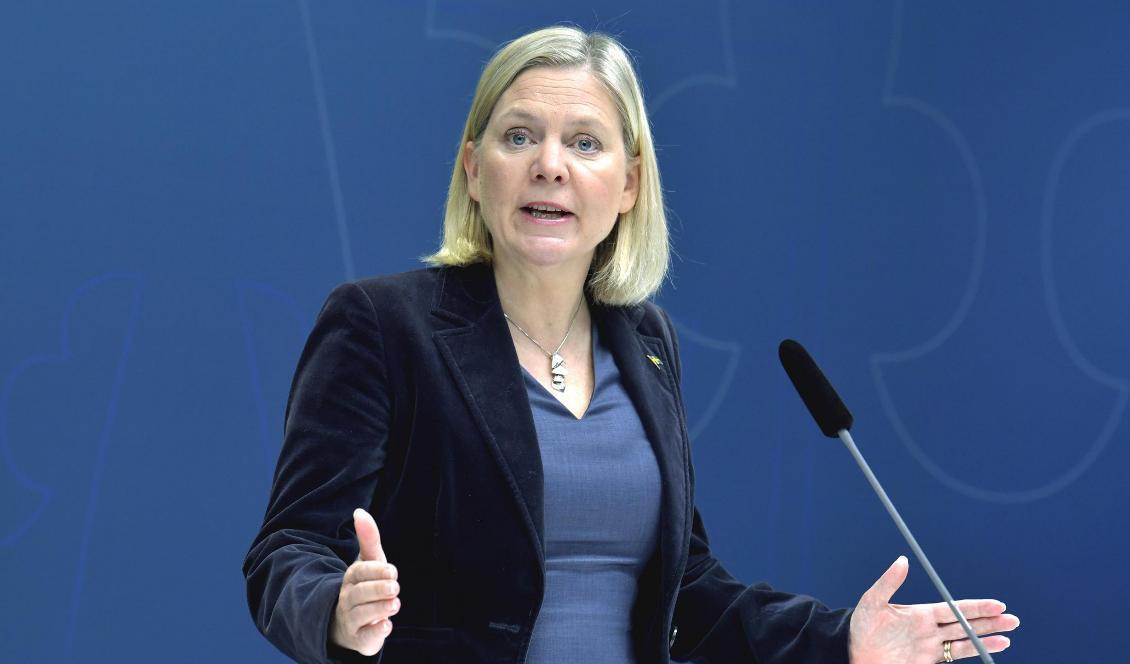 Finansminister Magdalena Andersson (S) presenterar regeringens omställningsstöd under en pressträff i Rosenbad. Foto: Jessica Gow/TT