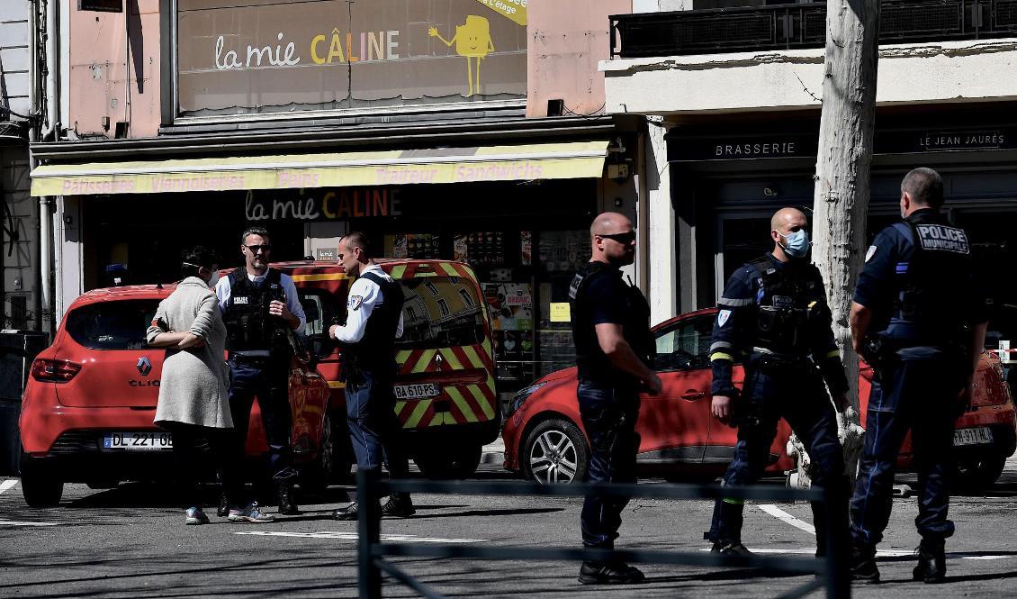 



Fransk polis i Romans-sur-Isere den 4 april 2020 efter att en man dödade två och skadade flera personer i en knivattack. Foto: Jeff Pachoud/AFP via Getty Images.                                                                                                                                                                                                
