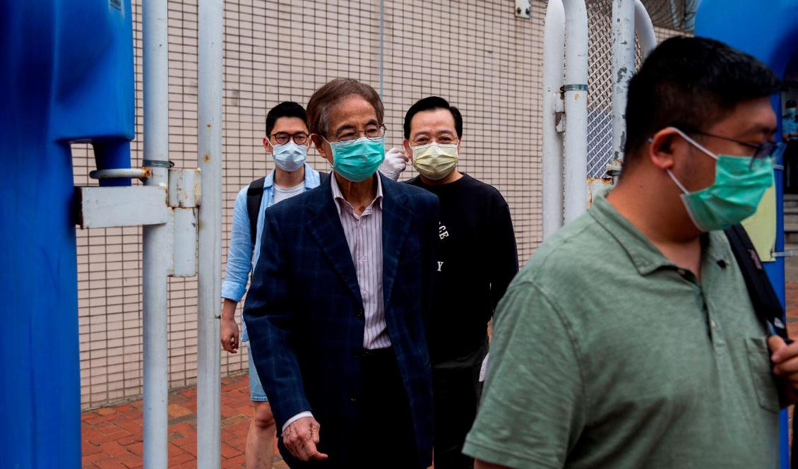 Före detta lagstiftaren och pro-demokratiaktivisten Martin Lee lämnar polisstationen i Hongkongs Central District den 18 april 2020 efter att ha arresterats tillsammans med 13 andra aktivister. Foto: Isaac Lawrence/AFP via Getty Images