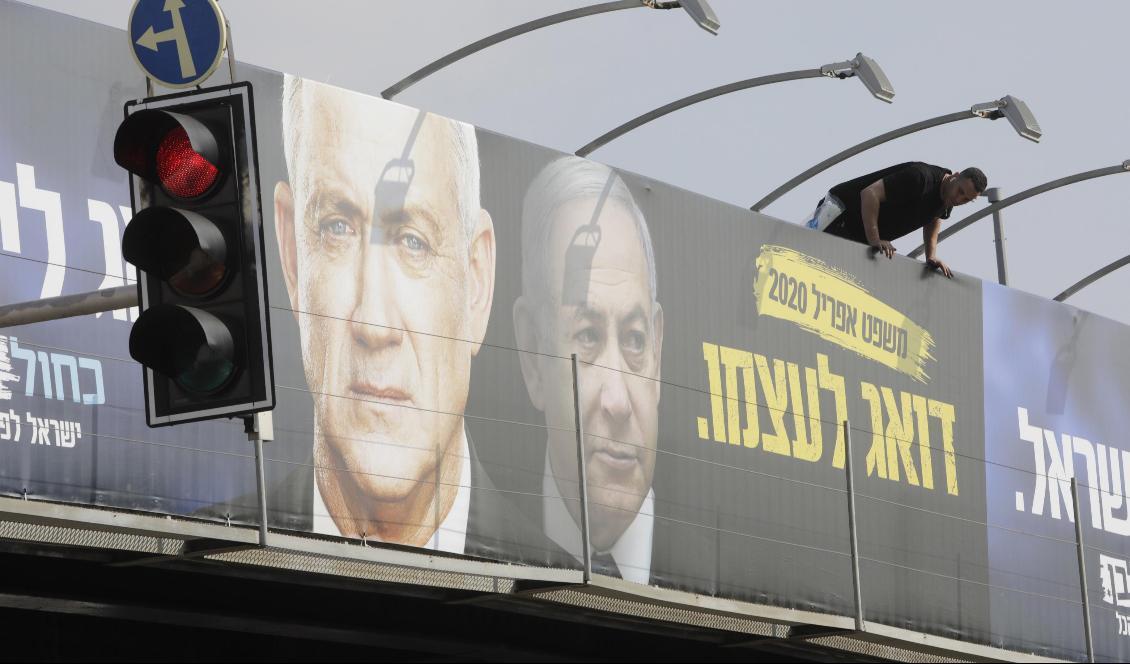 På bilden syns en valaffisch för Blåvita alliansens ledare Benny Gantz (i förgrunden). I bakgrunden i bilden skymtar Likudpartiets ledare och därtill premiärminister Benjamin Netanyahu. Foto: Sebastian Scheiner/AP/TT-arkivbild