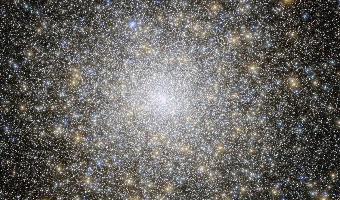 Universum tycks kanske inte expandera på samma vis i alla riktningar, utifrån forskares röntgenstudier av galaxkluster. Bilden visar galaxklustret Messier 15, på en bild från rymdteleskopet Hubble. Foto: NASA & ESA/handout via TT-arkivbild