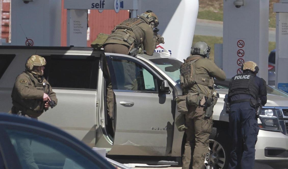 Minst 16 personer har dödats av en beväpnad gärningsman under en tolv timmar lång vansinnesförd i Nova Scotia i östra Kanada. Foto: Tim Krochak/AP/TT