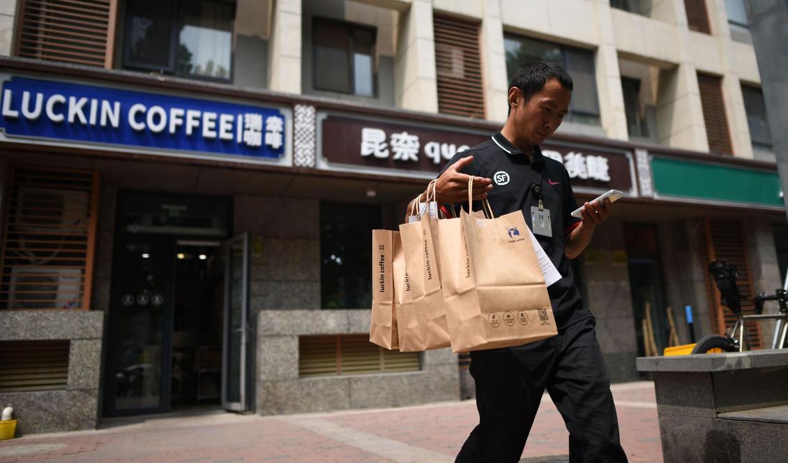 Ett bud går från ett av Luckin Coffees caféer i Peking den 2 augusti 2018. Foto: Wang Zhao/AFP via Getty Images