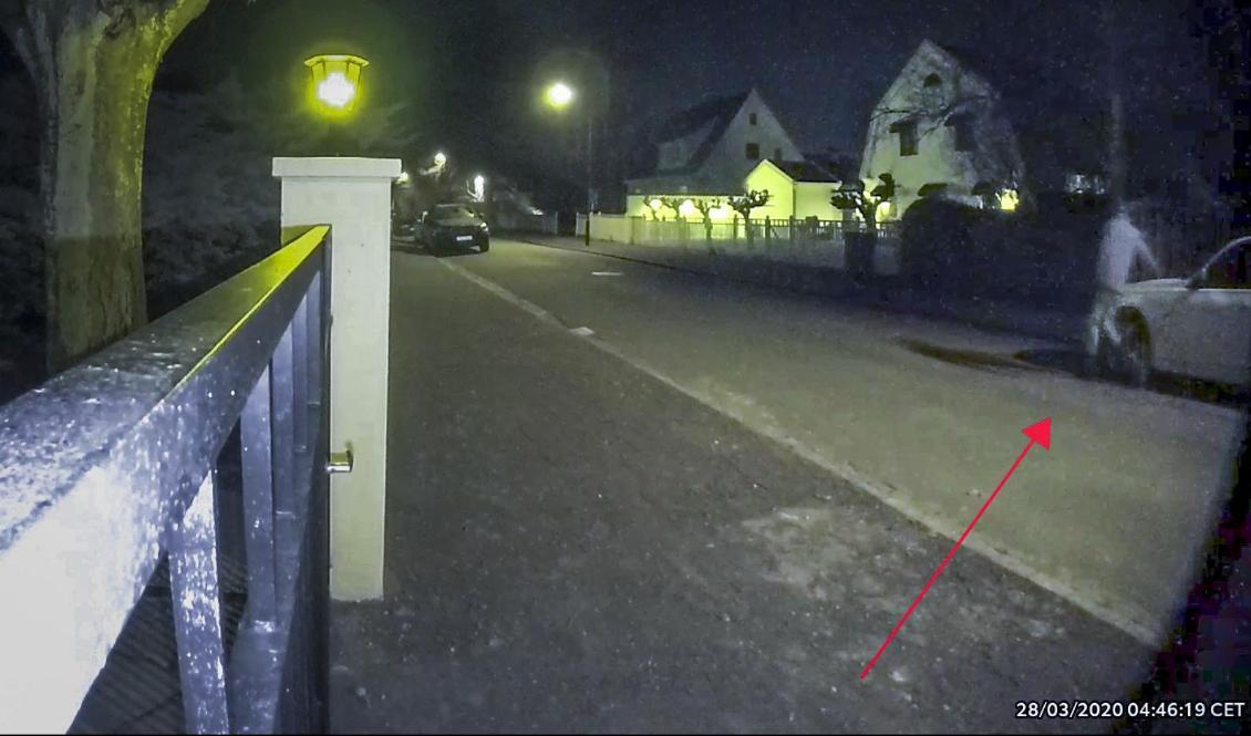 En stillbild från en video där en man ses repa en bil i Malmö. Sedan februari har över 700 bilar repats i staden och polisen misstänker att mannen som fångats på videon ligger bakom majoriteten av fallen. Foto: Polisen