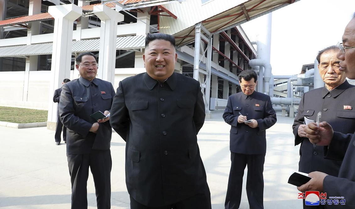 Nordkoreas diktator på en rundvandring i en fabrik för gödningsmedel under fredagen, enligt den statliga nyhetsbyrån KCNA. Foto: KCNA/AP/TT