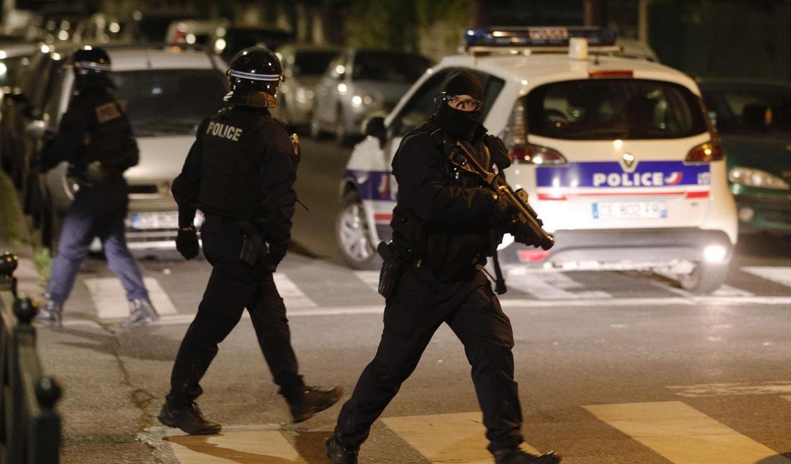 Poliser på en gata i Villeneuve-la-Garenne i norra Paris den 20 april 2020. Foto: Geoffroy Van Der Hasselt/AFP via Getty Images