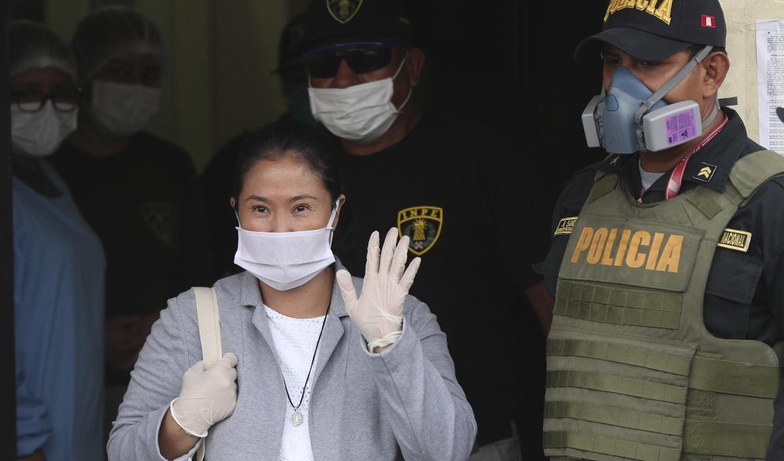 Keiko Fujimori vinkar när hon lämnar fängelset i Perus huvudstad Lima. Foto: Martin Mejia/AP/TT