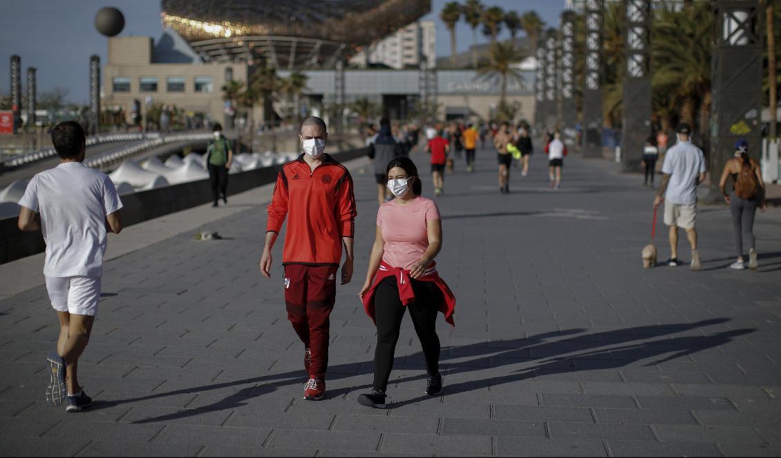 En spatsertur i solen på strandpromenaden – det kunde Barcelonas befolkning avnjuta efter veckor av isolering. Foto: Emilio Morenatti/AP/TT